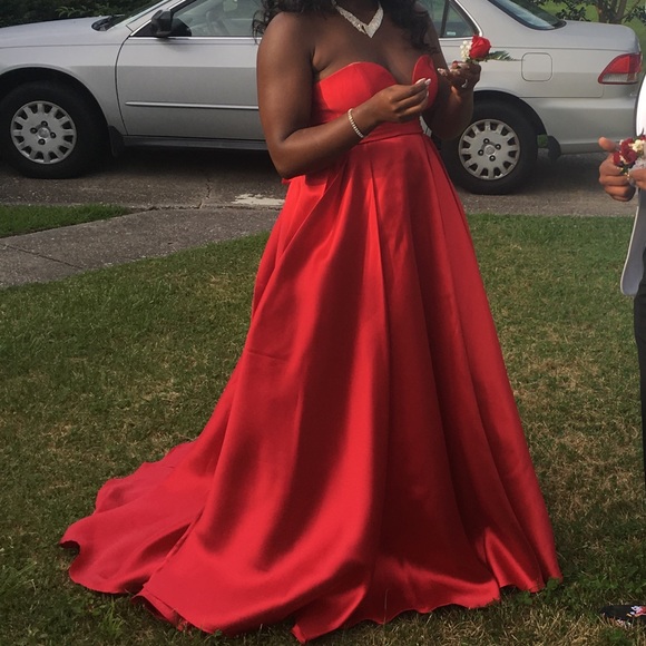 Red elegant ball gown - Picture 4 of 6